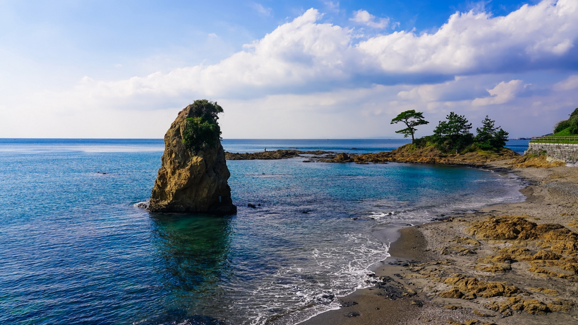 【立石海岸】海岸に突出した奇石「立石」は古来より絶景として有名（当館より車約20分）