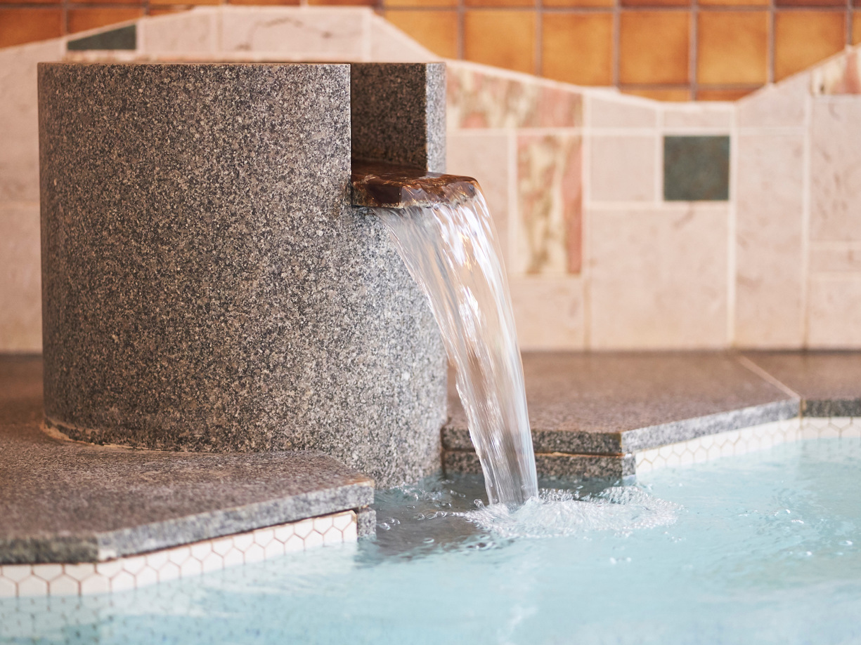 【泉質】ナトリウム・カルシウムー塩化物・硫酸塩温泉（低張性・弱アルカリ性・高温泉）