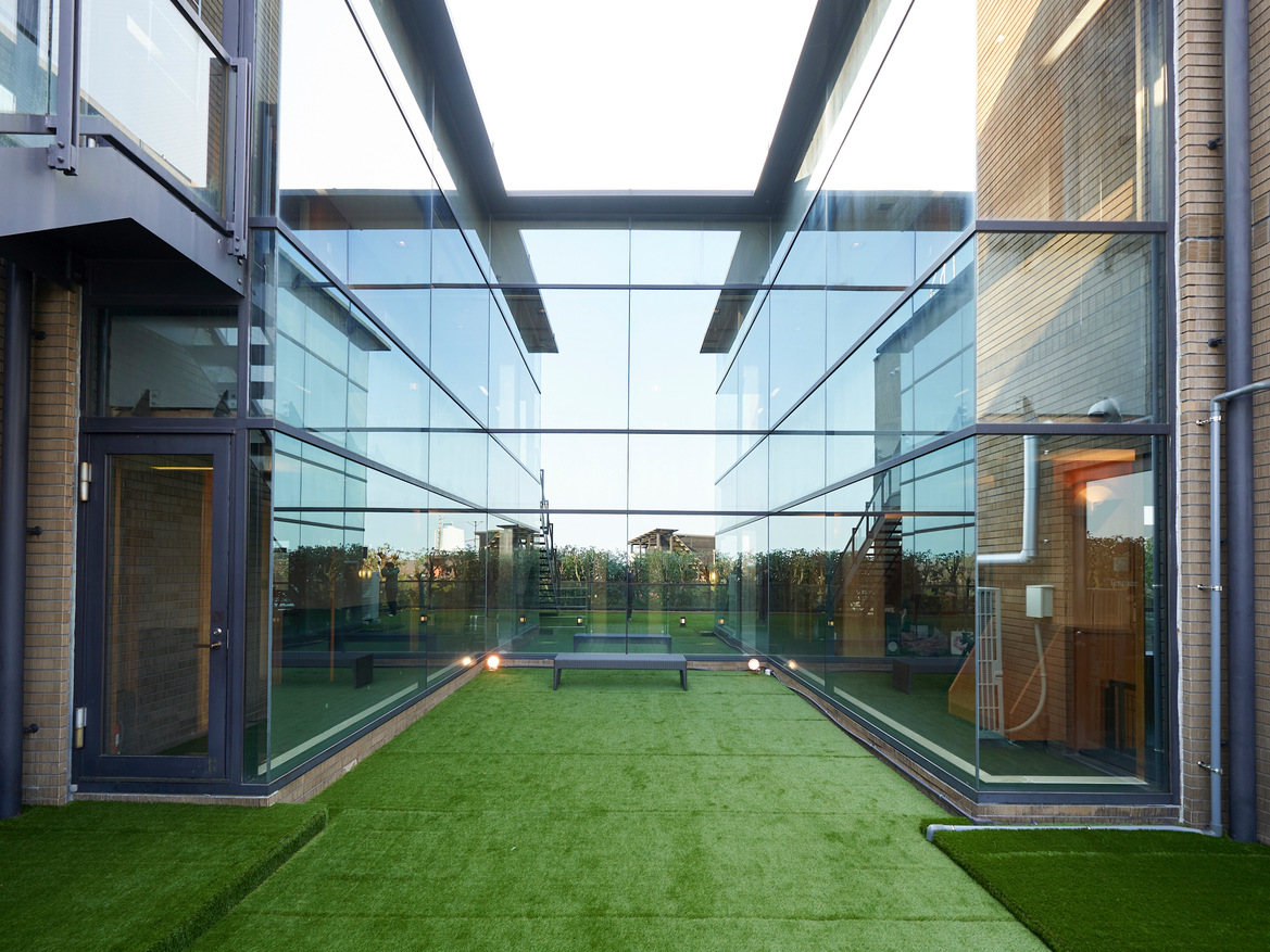 【屋外ドッグラン（中庭）】