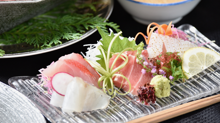 お食事一例：新鮮なお刺身 四種盛り