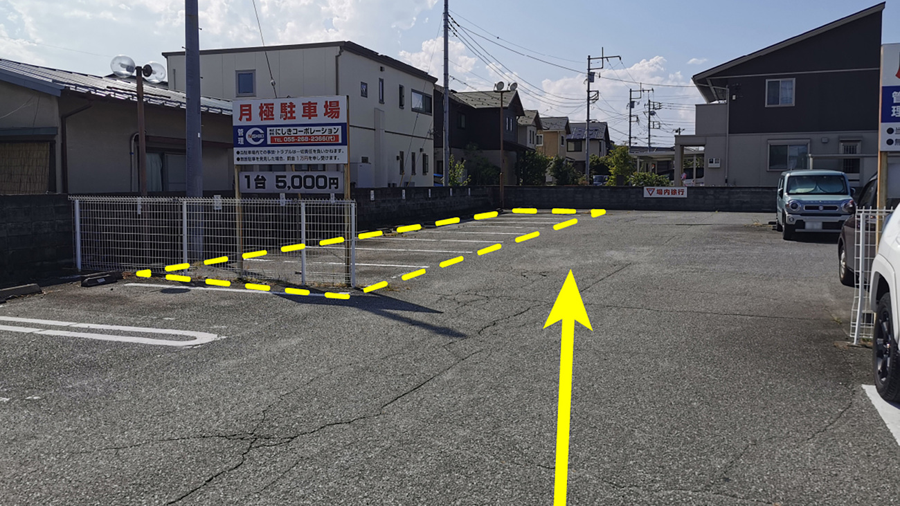 ⑥【第3駐車場】左手奥の月極駐車場看板の先、左側1列が駐車場です。