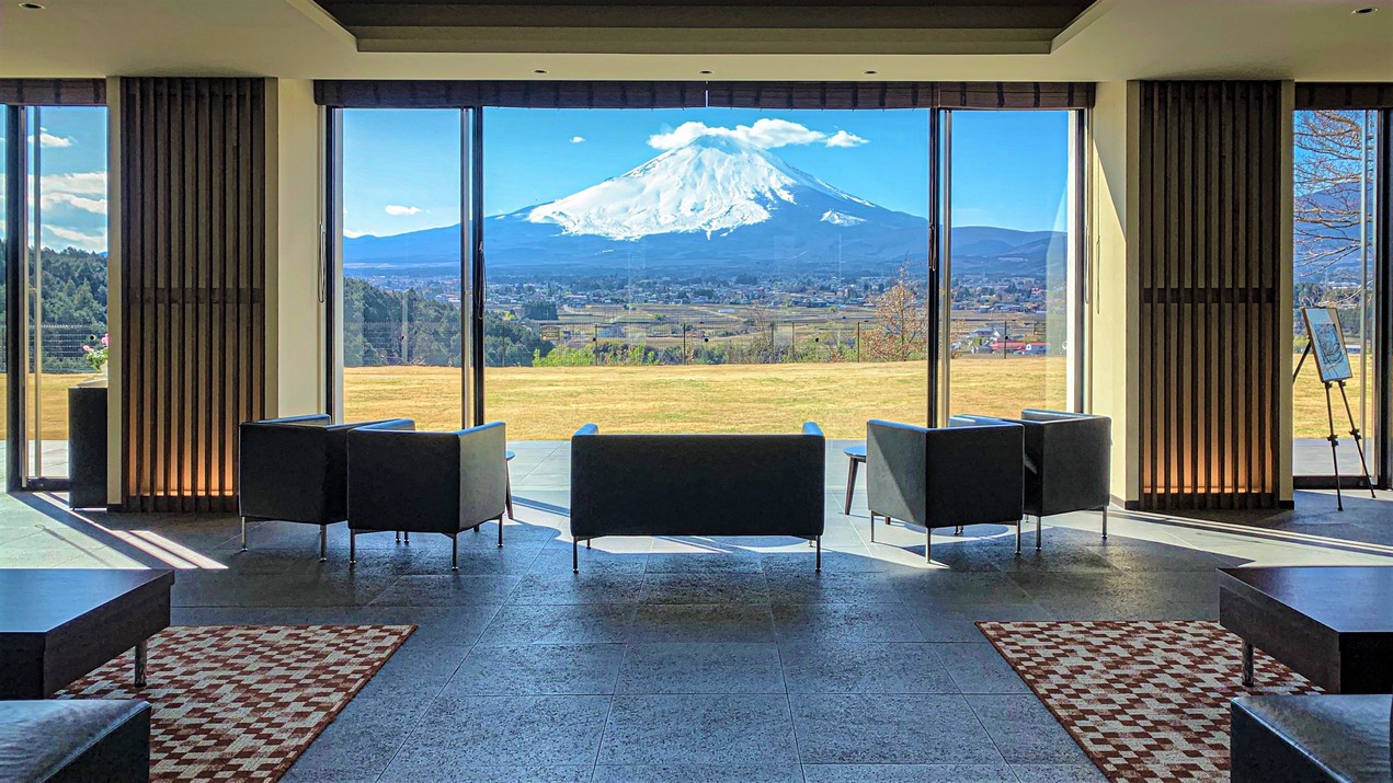 ロビーから見た富士山