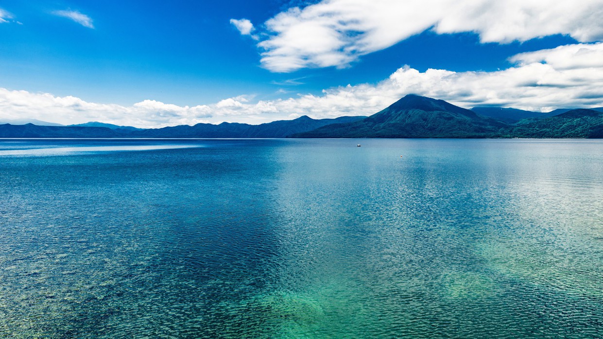 雄大な山並みに囲まれ、美しい水を湛えた支笏湖