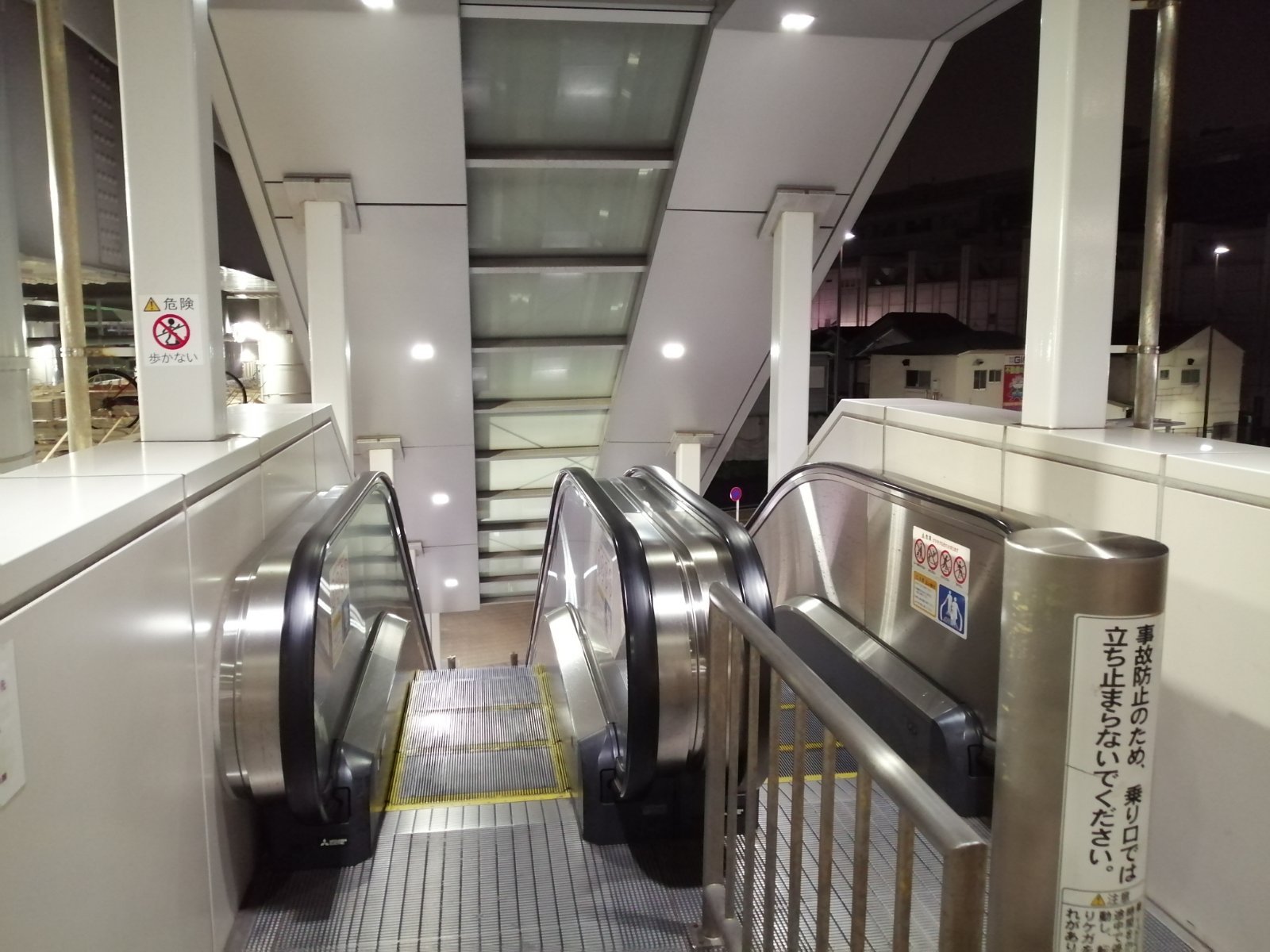 歩道橋の先にあるエスカレーターで地上へ。