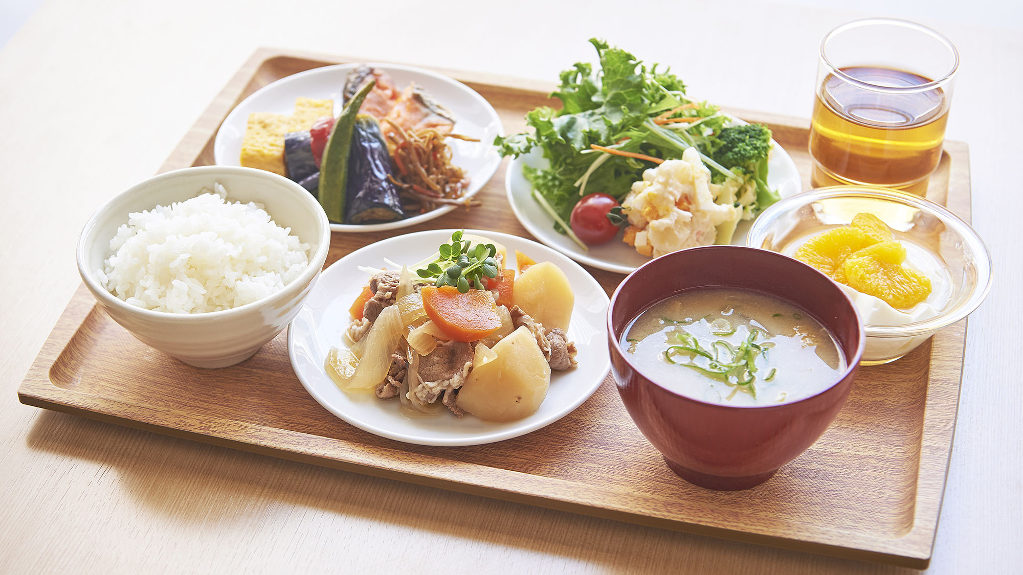 ・【朝食（盛り付け一例）】栄養バランスのとれた朝ご飯で1日をスタート