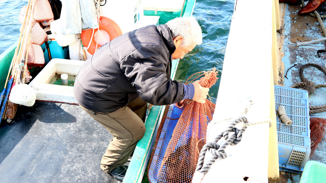 旦那は漁師歴６０年！手際よく新鮮な魚をゲット！