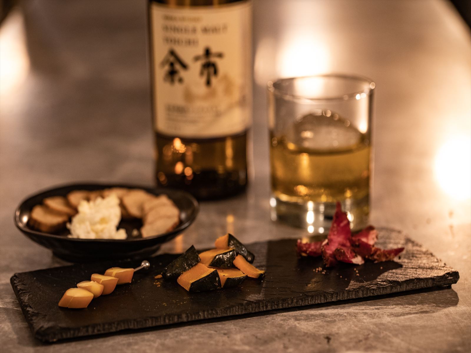 【BAR IGNIS】北海道チーズや燻製の盛り合わせなど、お酒に合うフードメニューを揃えております。