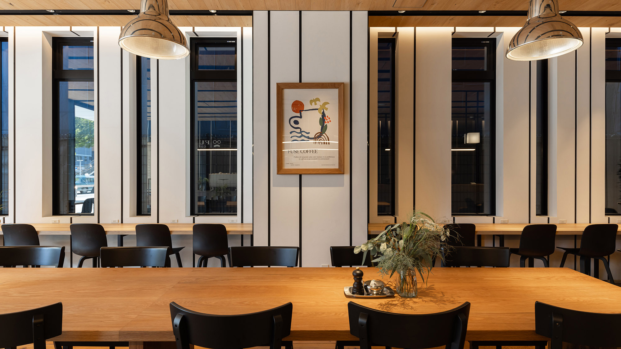 【FUSE COFFEE】テーブルには週替わりでお花を添えています。