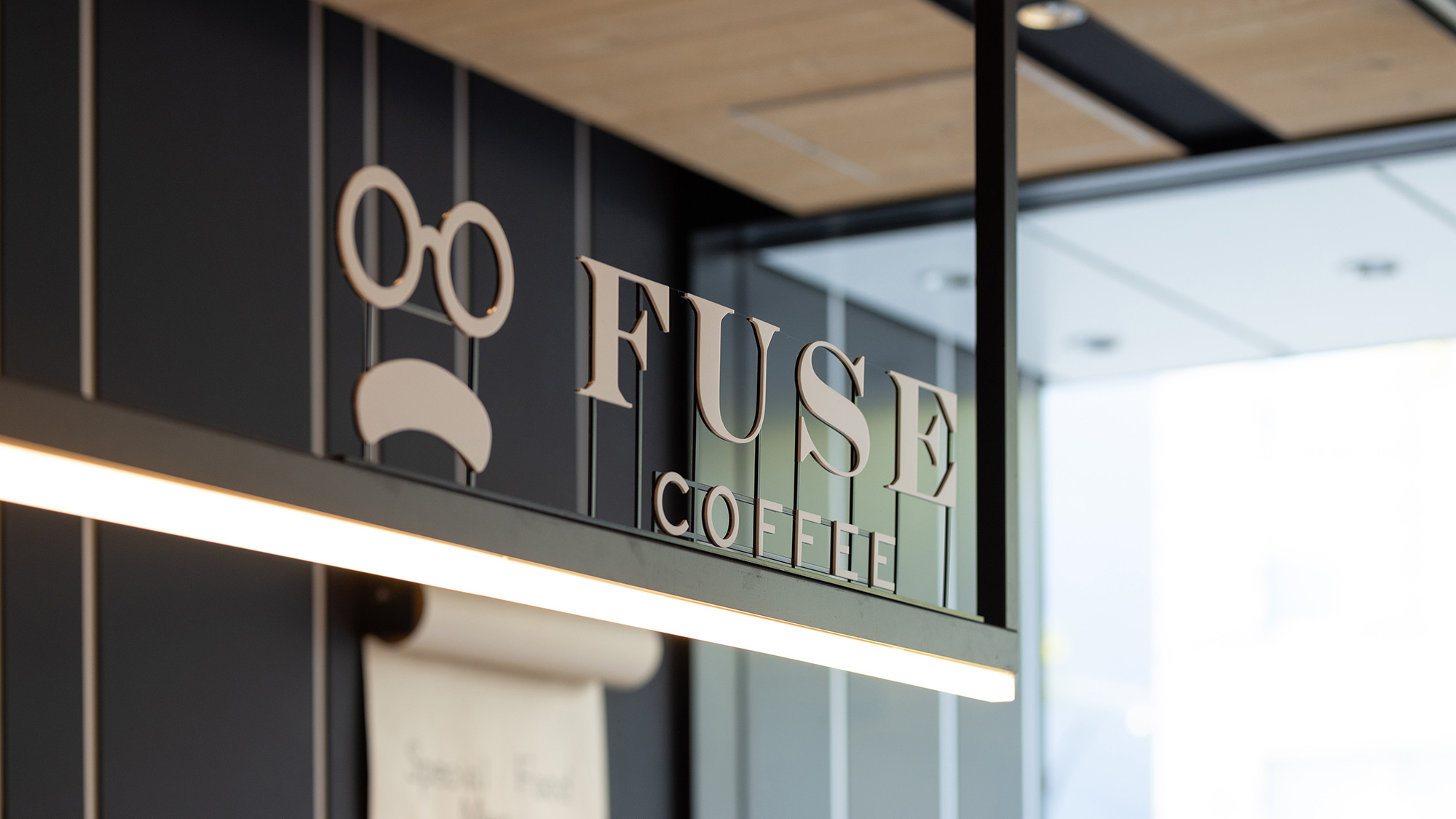 【FUSE COFFEE】カフェの営業時間は7：00〜19：00（L.O. 18：30）です。