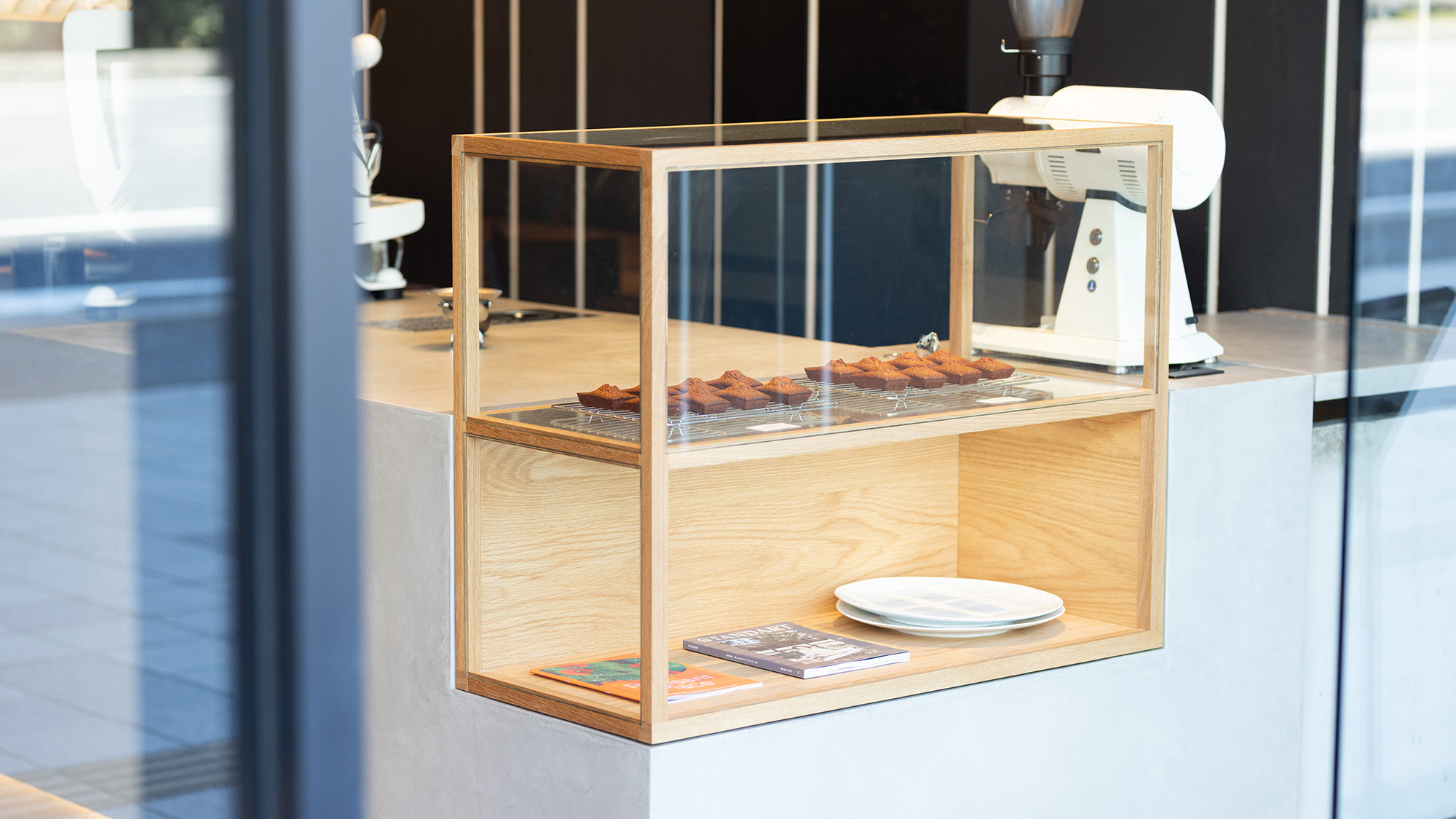 【FUSE COFFEE】コーヒーや店内で焼き上げるフィナンシェのいい香りが皆さまをお出迎え。