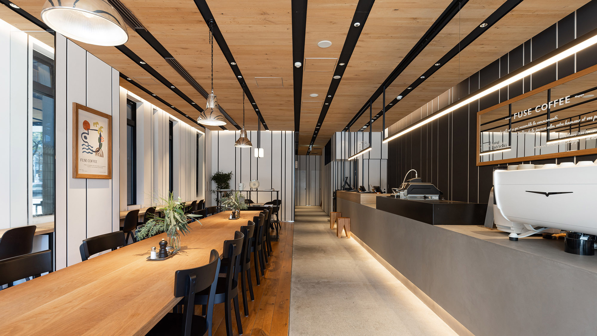 【FUSE COFFEE】無垢材のビッグテーブルなど、ウッドのあたたかい雰囲気のカフェ。