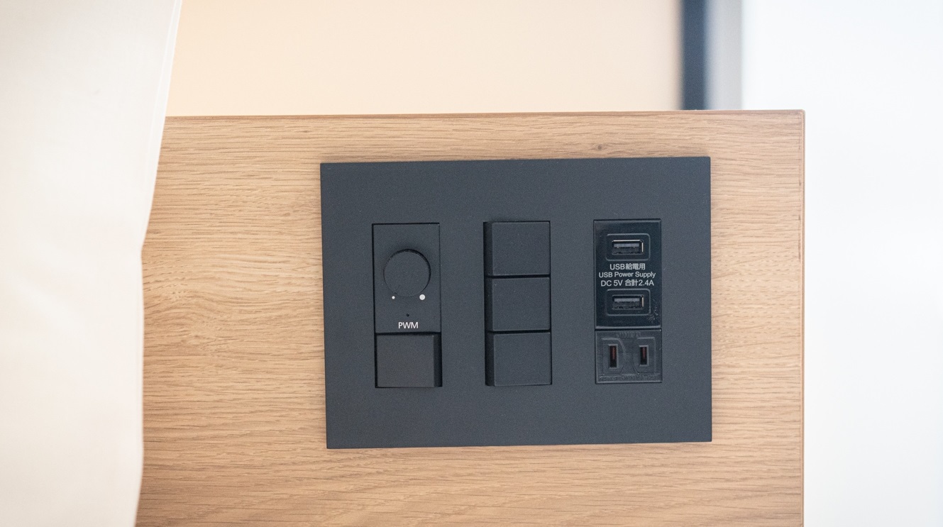 【客室電源コンセント、USBポート】