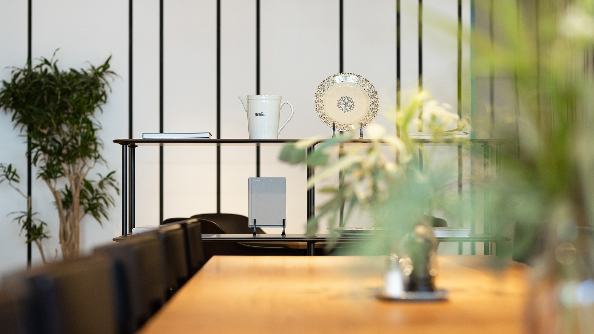【FUSE COFFEE】店内には居心地のいい空間になるようお花や植物を多く置いています。