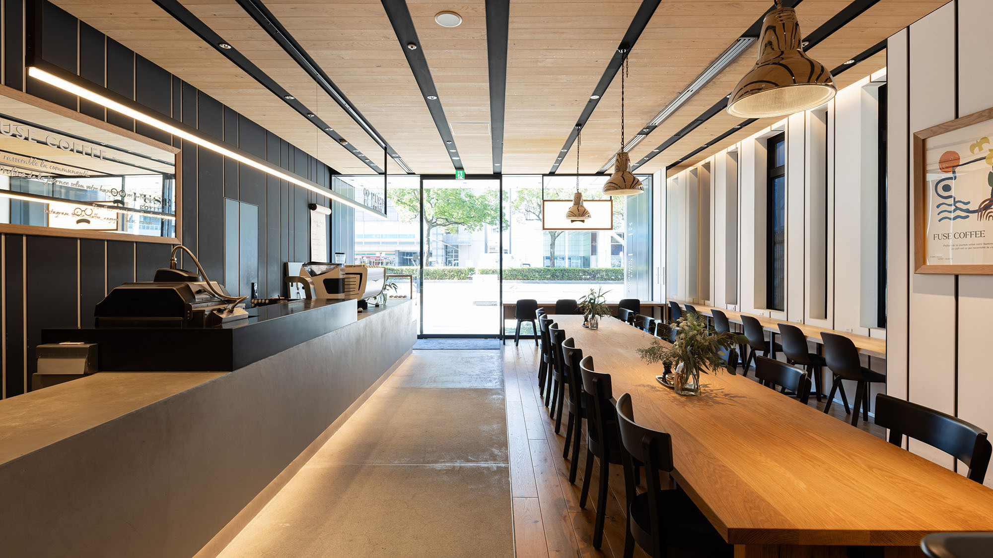 【FUSE COFFEE】無料Wi-Fi完備。カウンター席にはコンセントもあります。