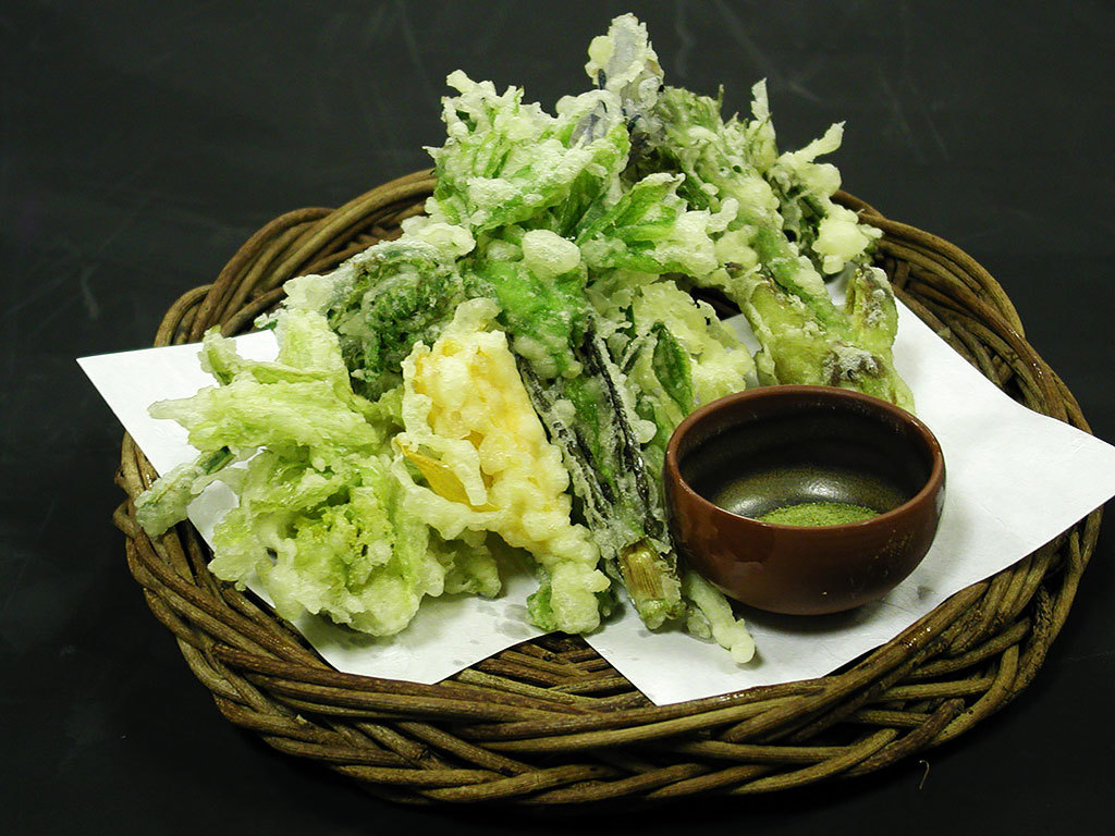 お食事一例（山菜の天ぷら）