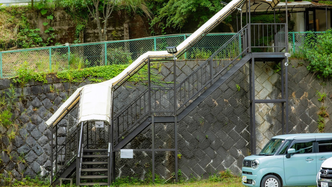 Stairs to the Building / こちらの階段から建物内へ