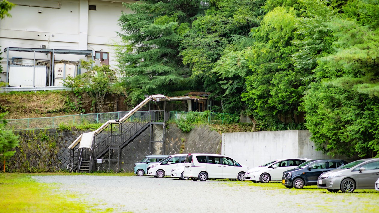 Parking Lot in the back of the building / 裏の駐車場