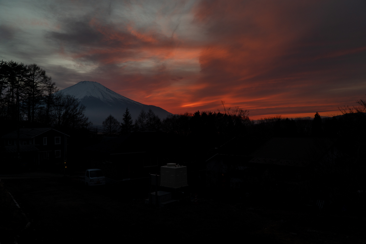 ウッドデッキからの夕焼けの富士山