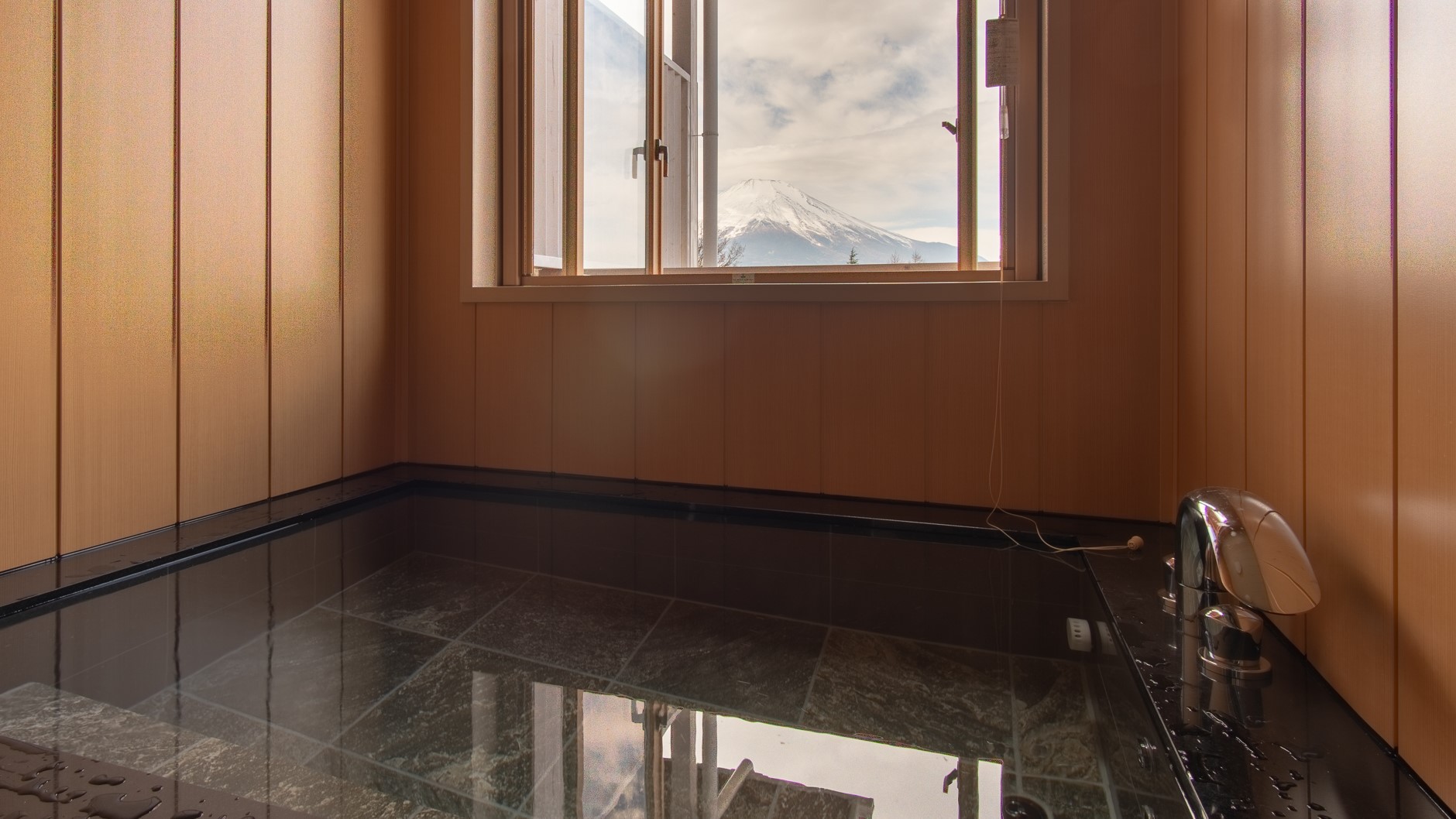 和モダンルーム—24時間風呂からの眺め