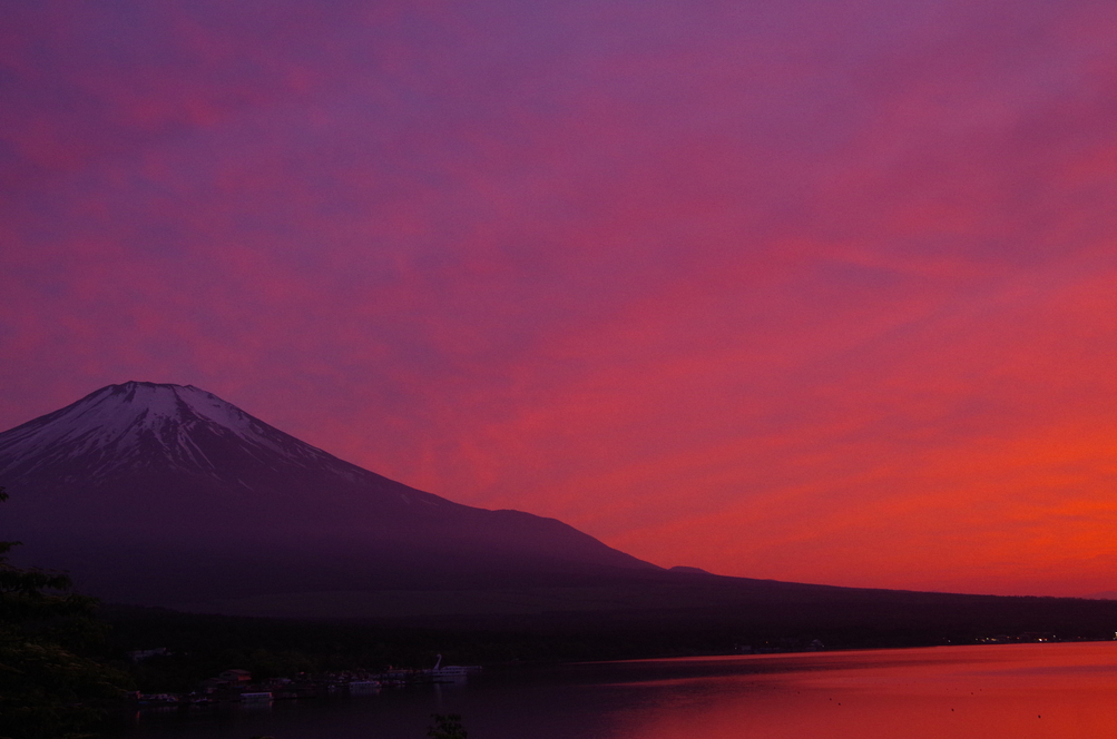 夕焼けの富士山と山中湖