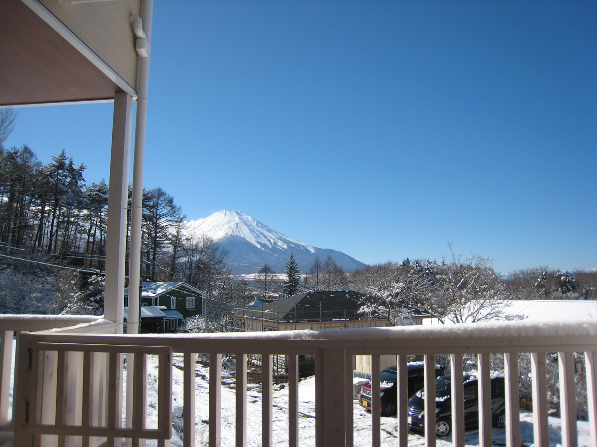 和モダンルームウッドデッキから—冬の富士山