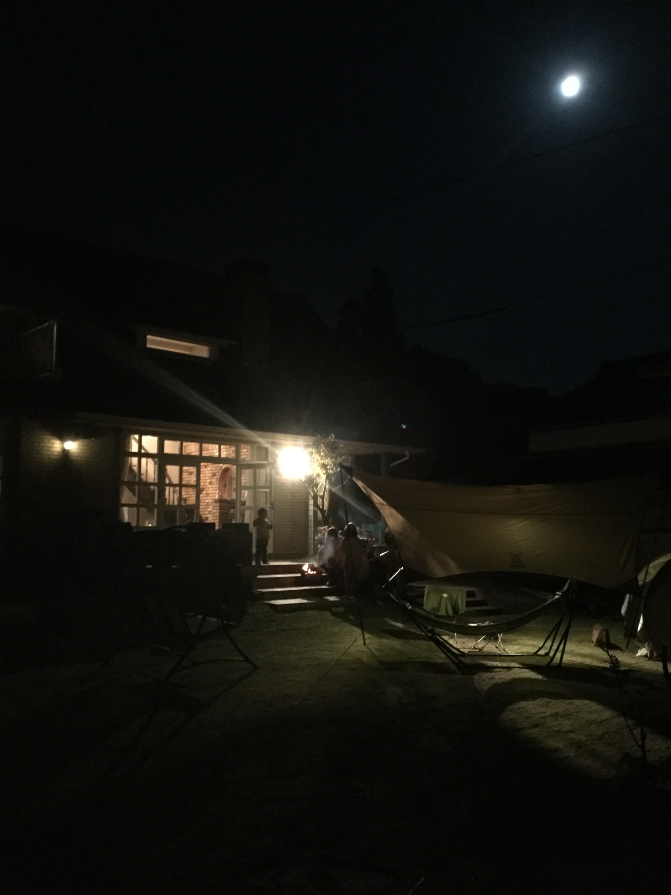 前の芝生広場で月夜のキャンプ