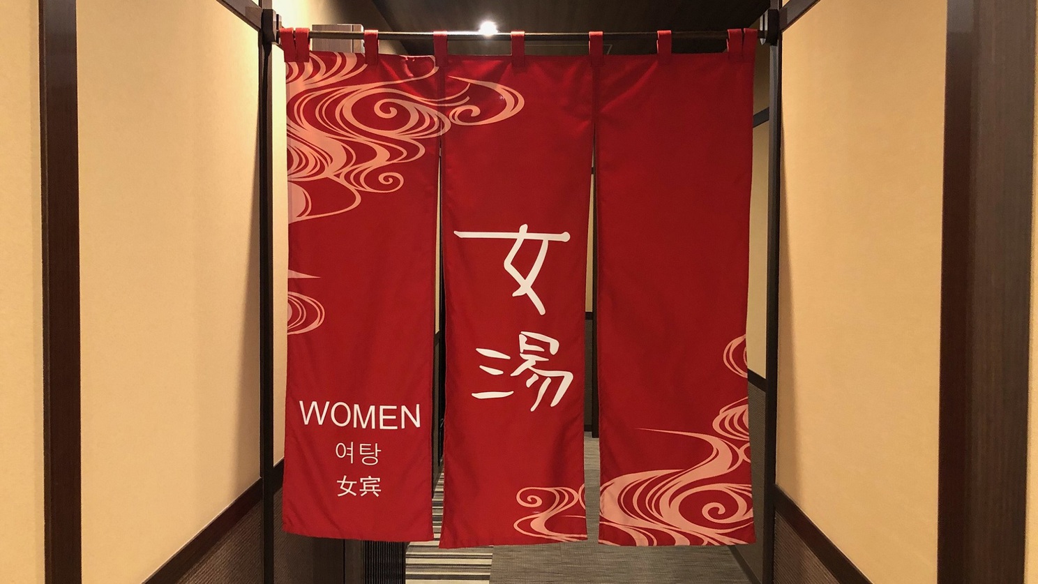 女性大浴場入口【10階】営業時間：15:00〜翌10:00