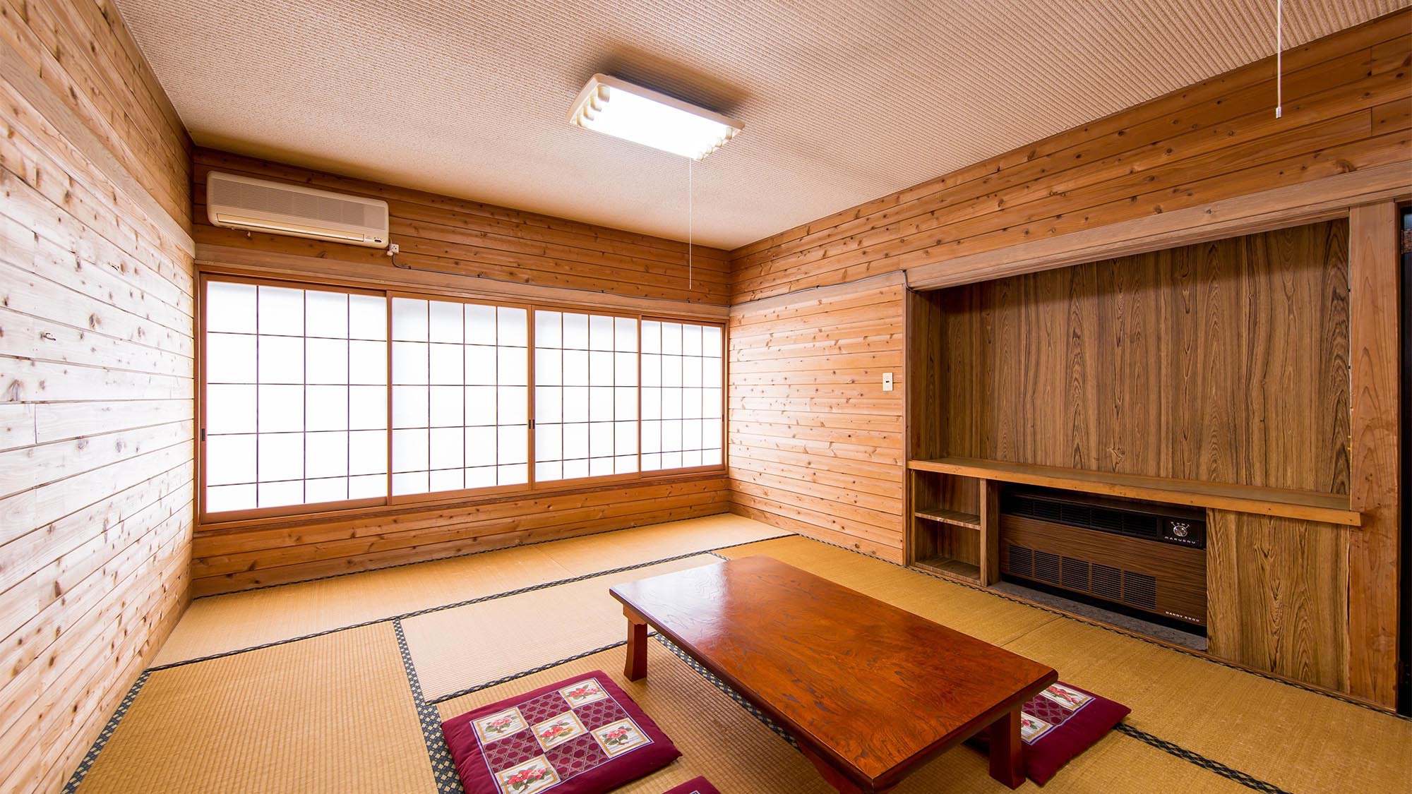 ・【客室一例】山小屋風のお部屋は明るく温かみがある空間