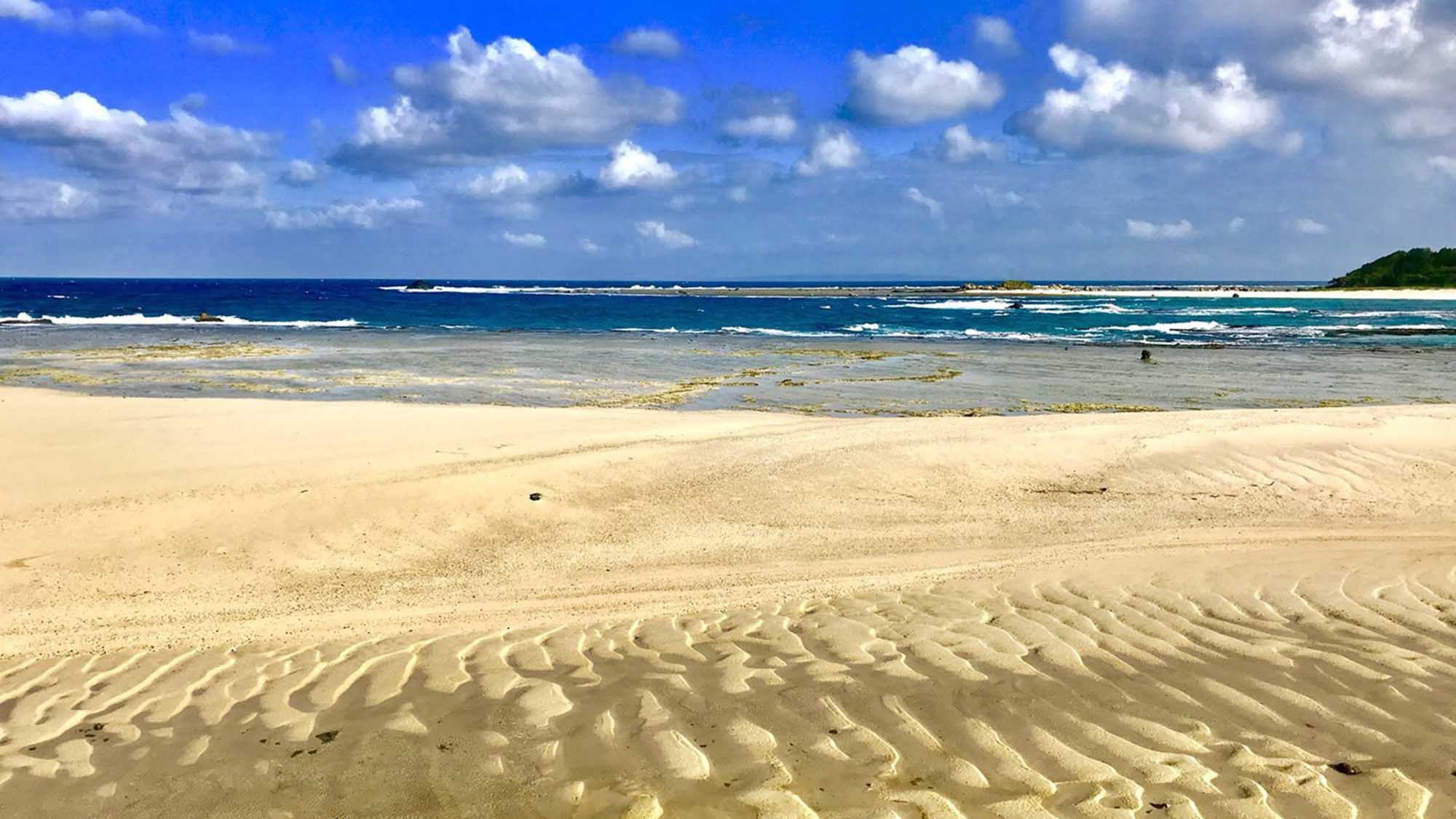 ・サイクリングロードから見えるビーチ、お天気や潮の干満に合わせ、海がさまざまな表情をみせてくれます。