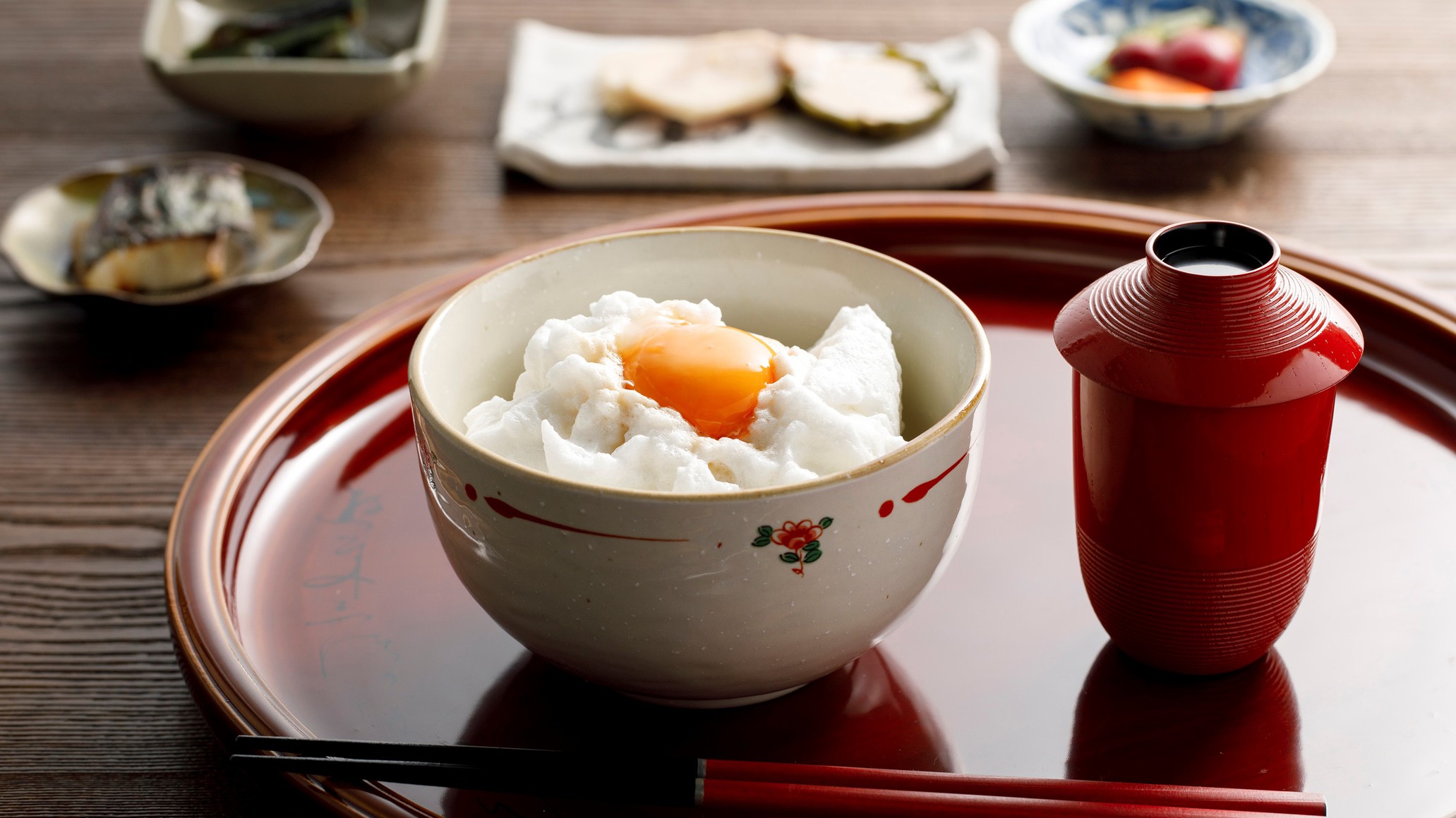 【選べる朝食／卵かけご飯】土鍋で炊いたこだわりのお米に、メレンゲ状の白身、醤油漬けの黄身をのせました