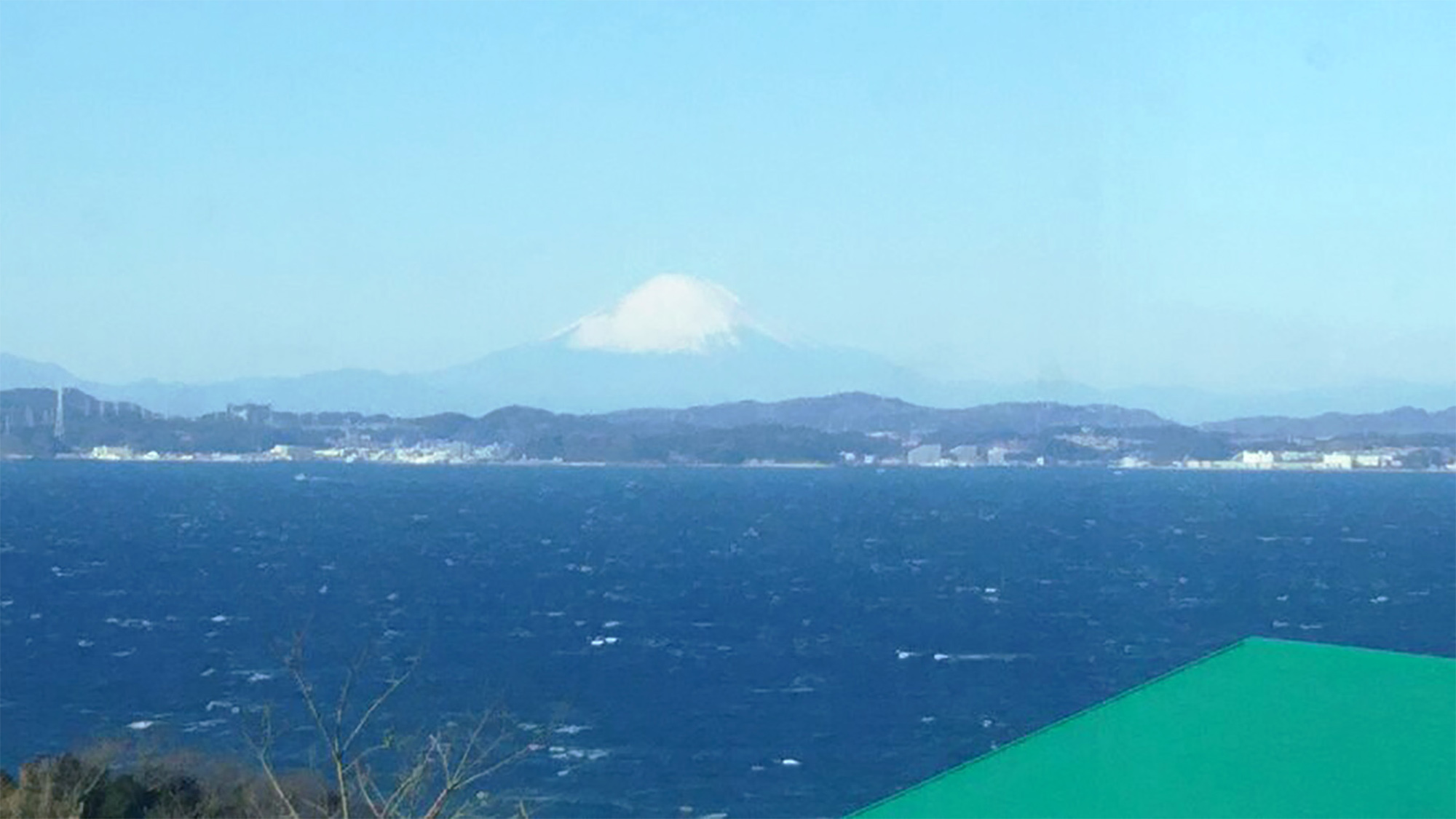 ・【絶景】屋外デッキからは広い海と空、そして富士山の景色が楽しめます