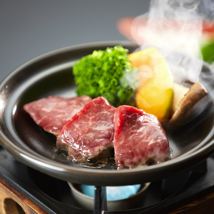 【夕食】季節によって変更の可能性がございます。四季折々の食材をお楽しみください。※写真はイメージです