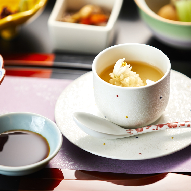 【夕食】季節によって変更の可能性がございます。四季折々の食材をお楽しみください。※写真はイメージです