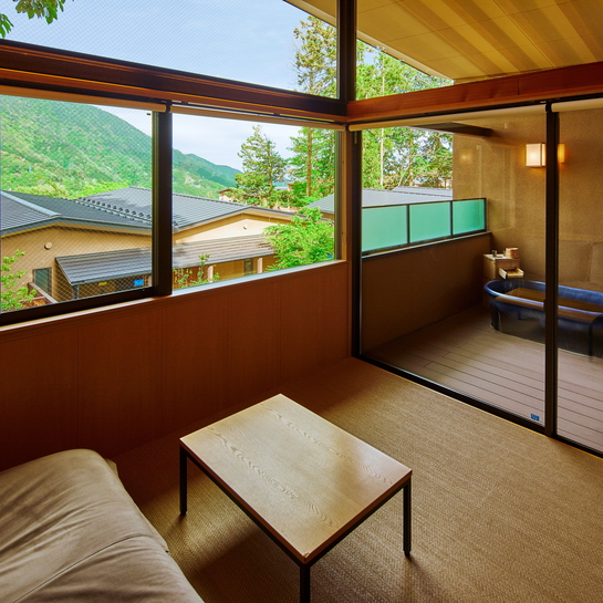 【２０２Fタイプ】リビング、客室露天風呂