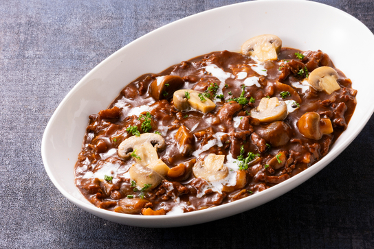 マンスリーメニュー 8月 / 青森県産ガーリックポークと八幡平マッシュルームのハッシュドポーク