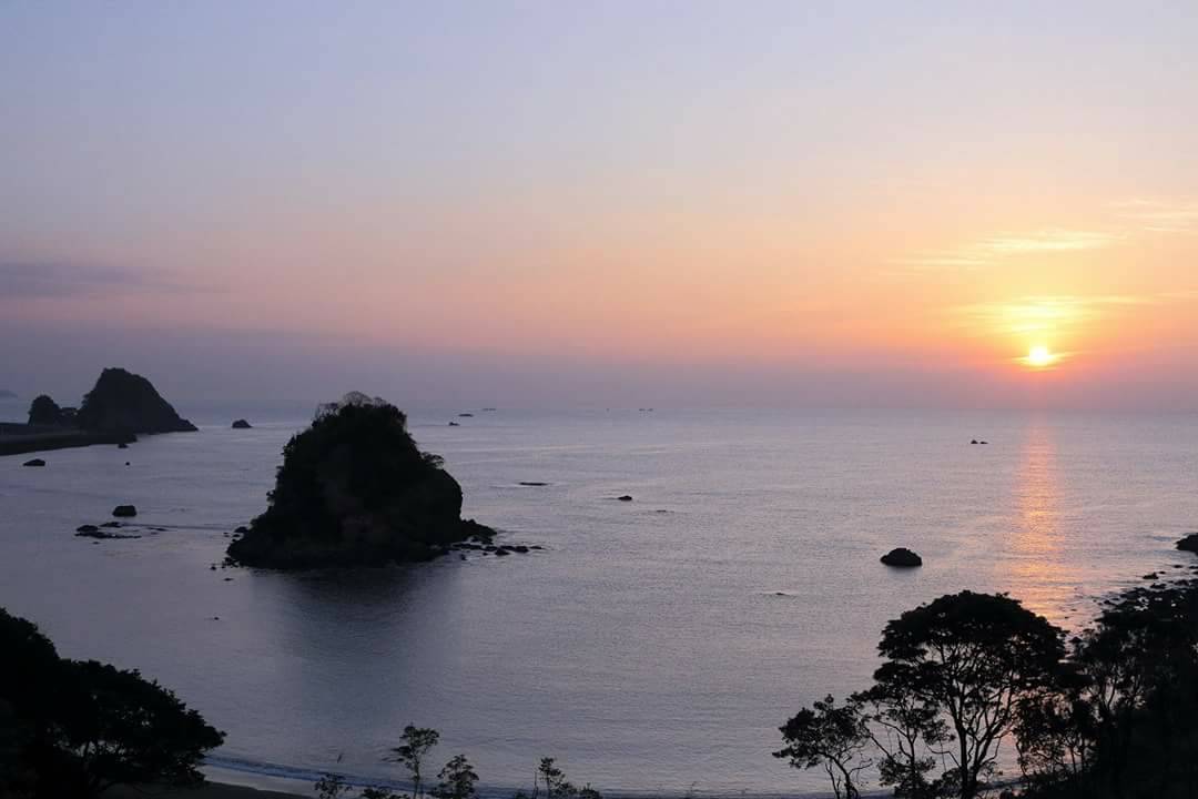 朝焼けの鴨川松島