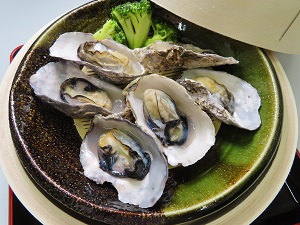 【海鮮料理の一例】生で食べられる牡蠣を蒸篭で蒸しました