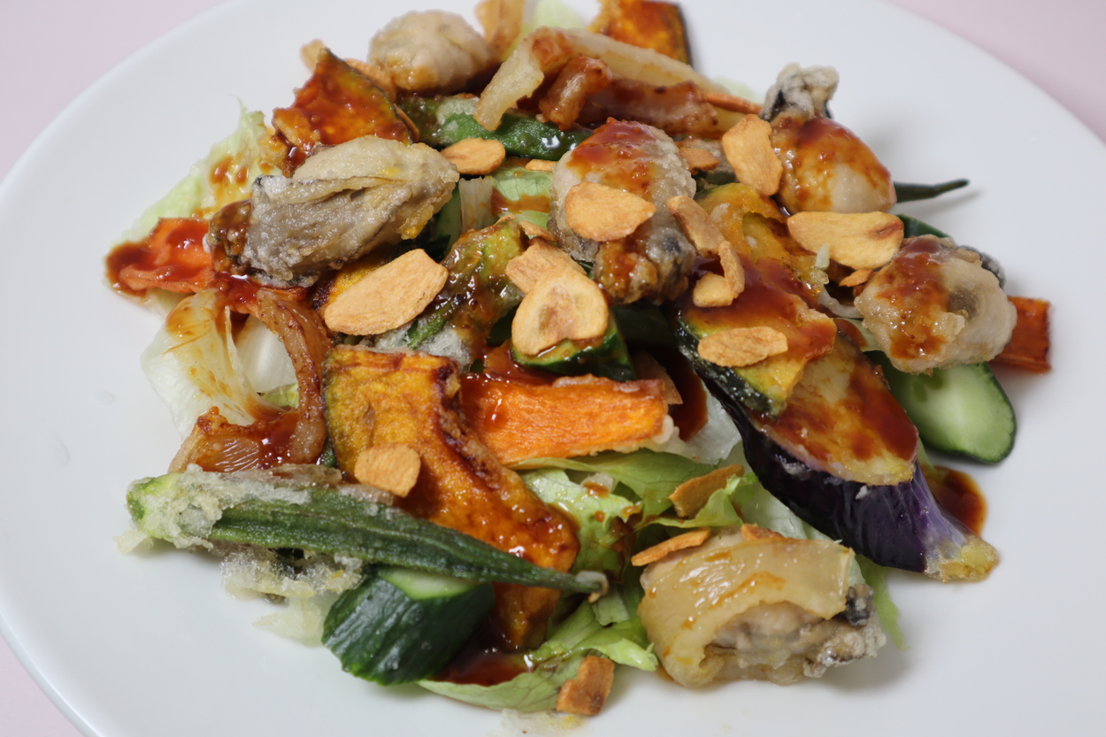 【海鮮料理の一例】牡蠣と夏野菜のガーリックソース