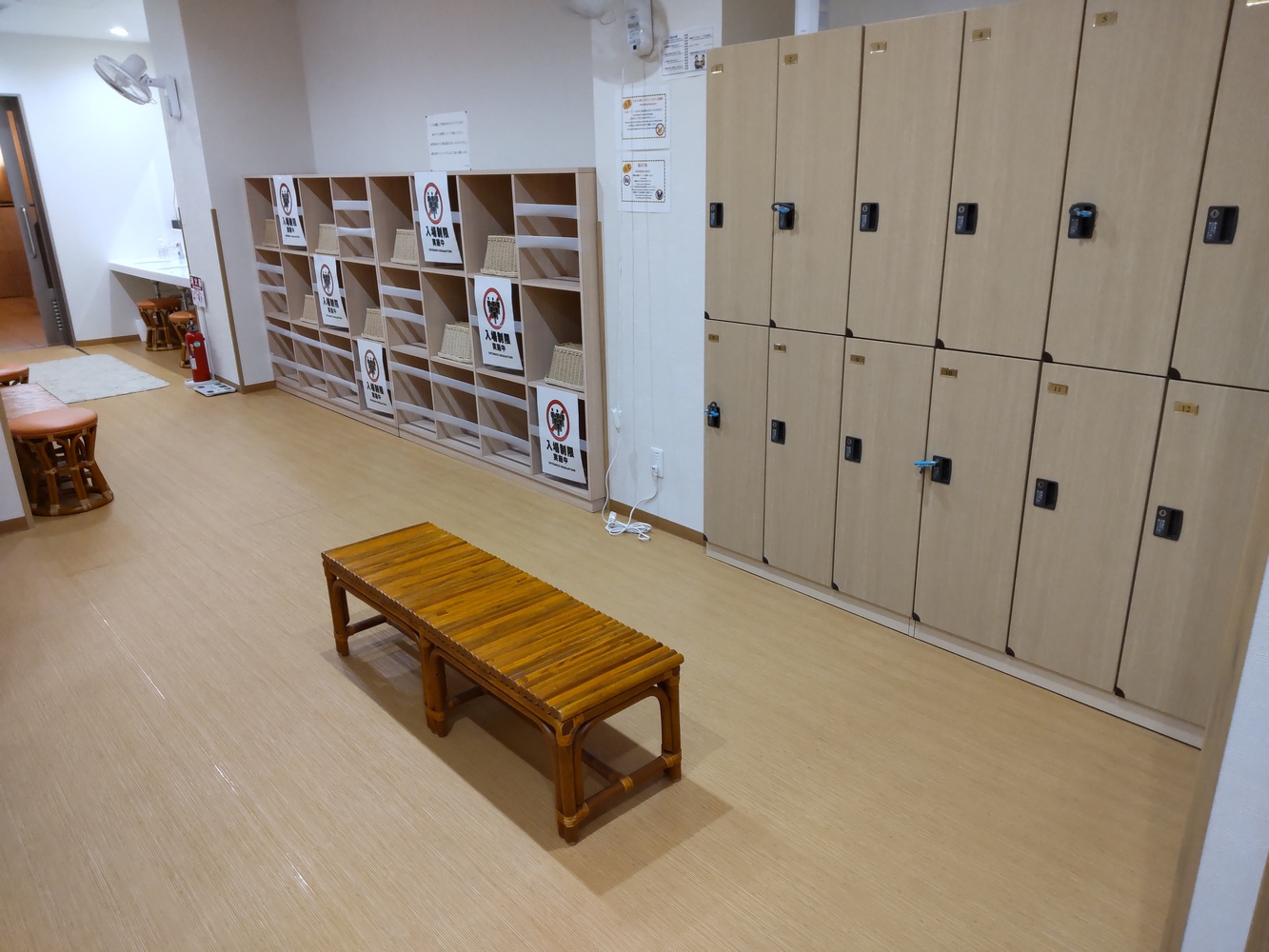 男性大浴場更衣室