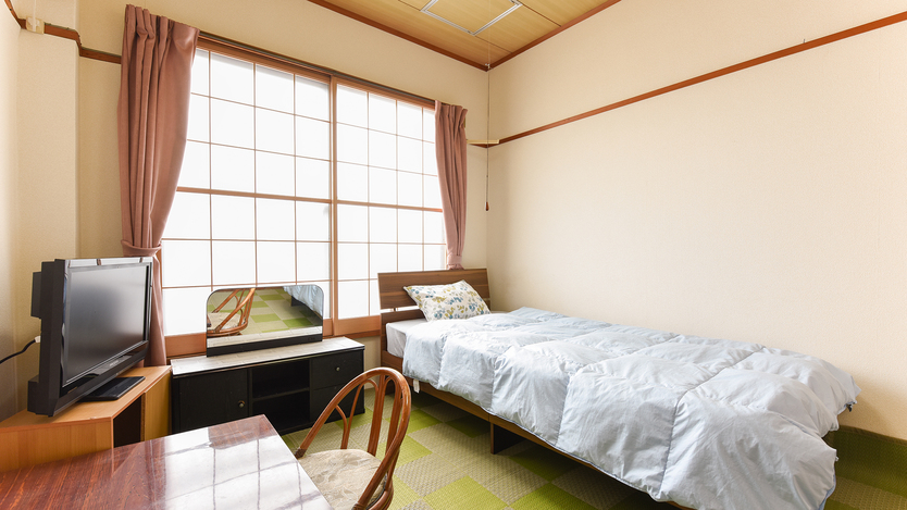 *【客室一例：和室4.5畳】一人旅専用客室。ベッドのお部屋で、おひとりでも十分お寛ぎいただける空間。
