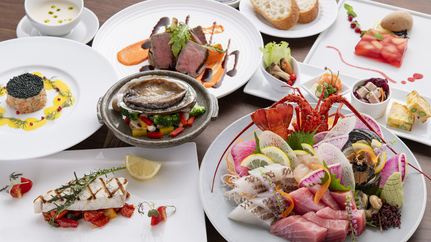 鮑料理、伊勢海老と旬のお造り盛り合わせがついた料理長特選フレンチフルコース（一例)