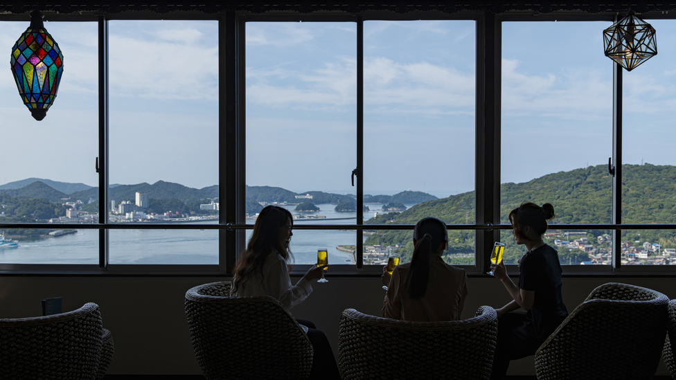海を眺めながらドリンクで乾杯♪
