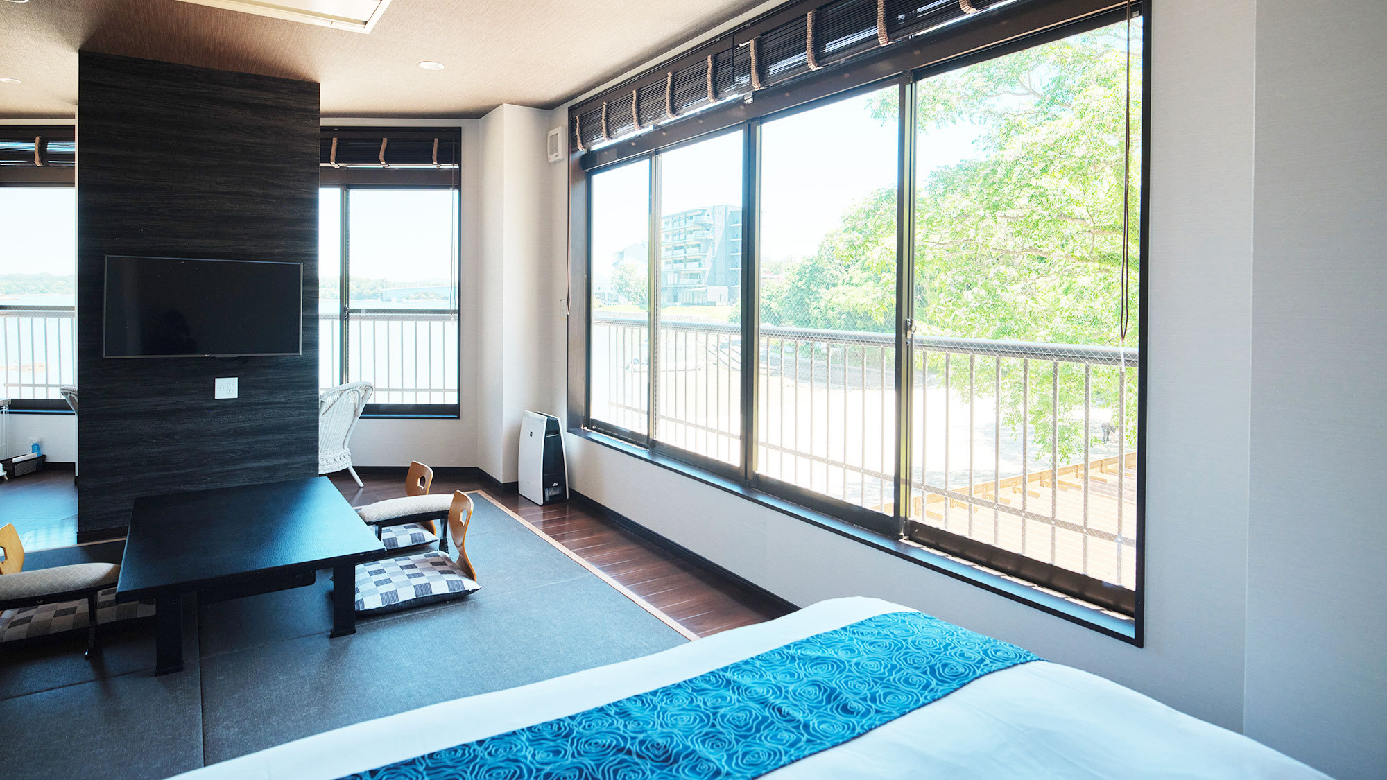 【ファミリールーム／16.9m²;＋6畳】ご家族連れにおすすめ。表情を変える海景色をお楽しみください。