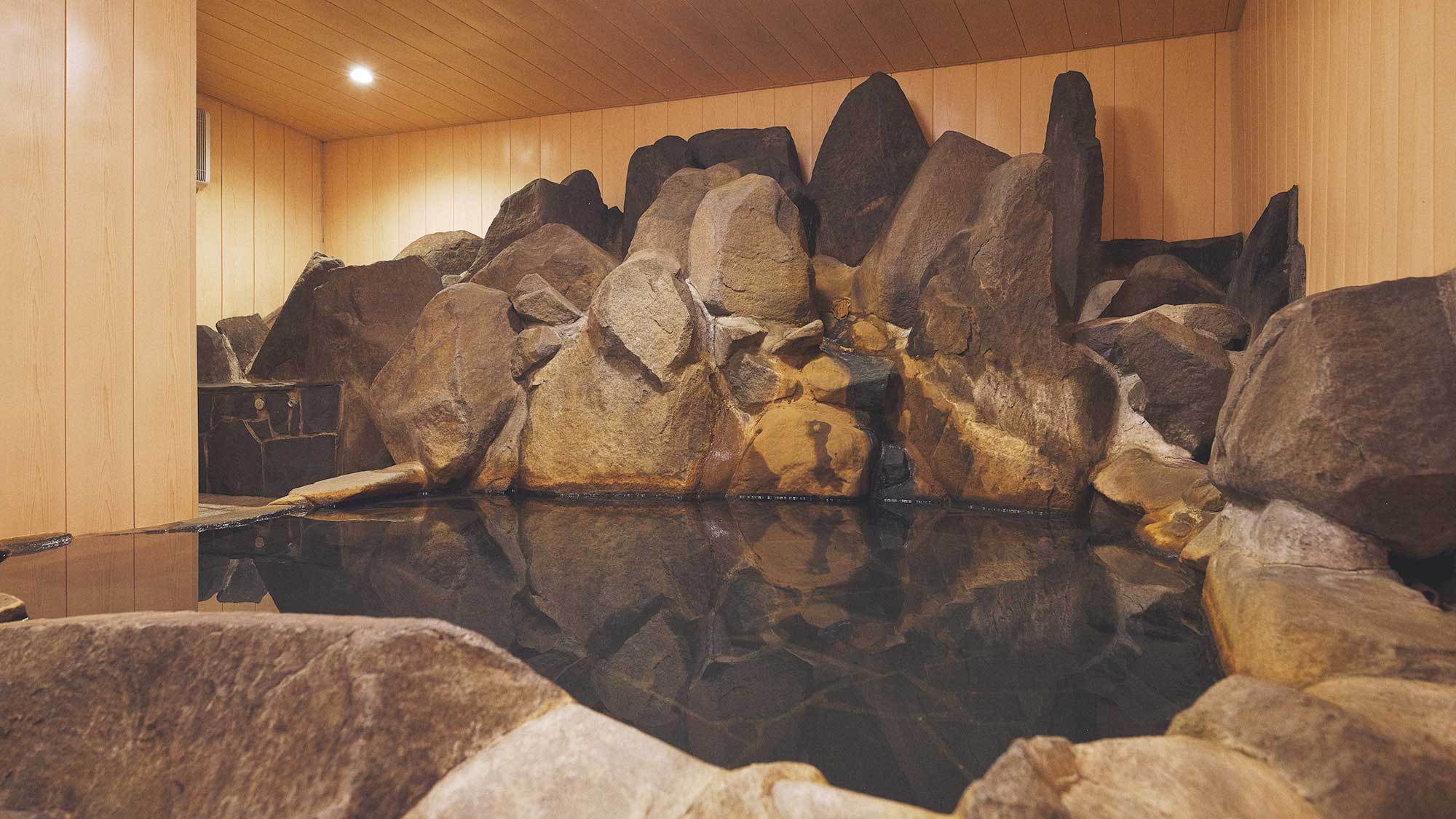 【天然温泉／大浴場】源泉かけ流しの温泉でゆっくり疲れをほぐすことができます。午後10時までご入浴可能