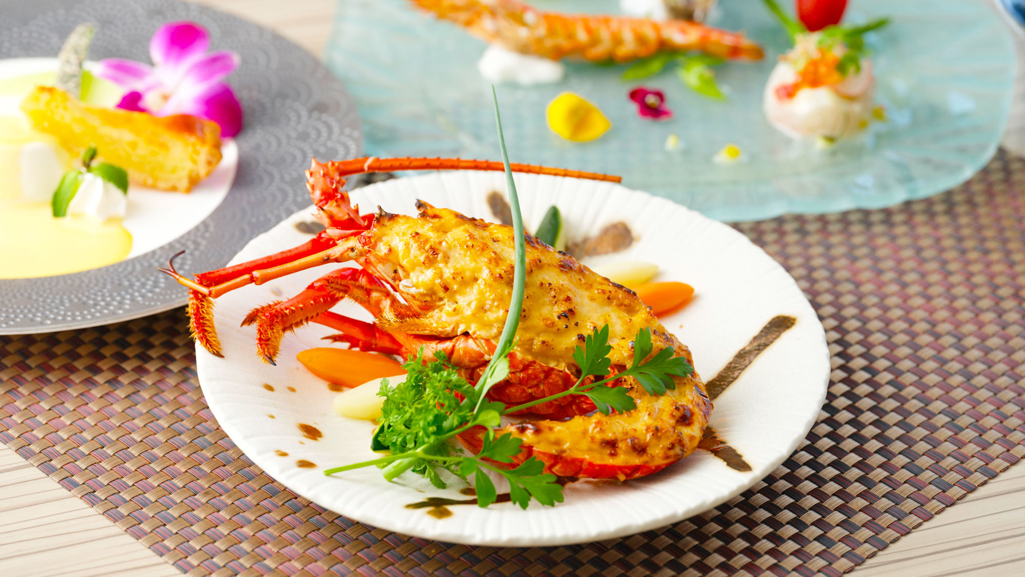 【夕食】コクのあるソースが、ぷりぷりの伊勢海老とのハーモニーを生み出すグラタン（冬のお料理一例）