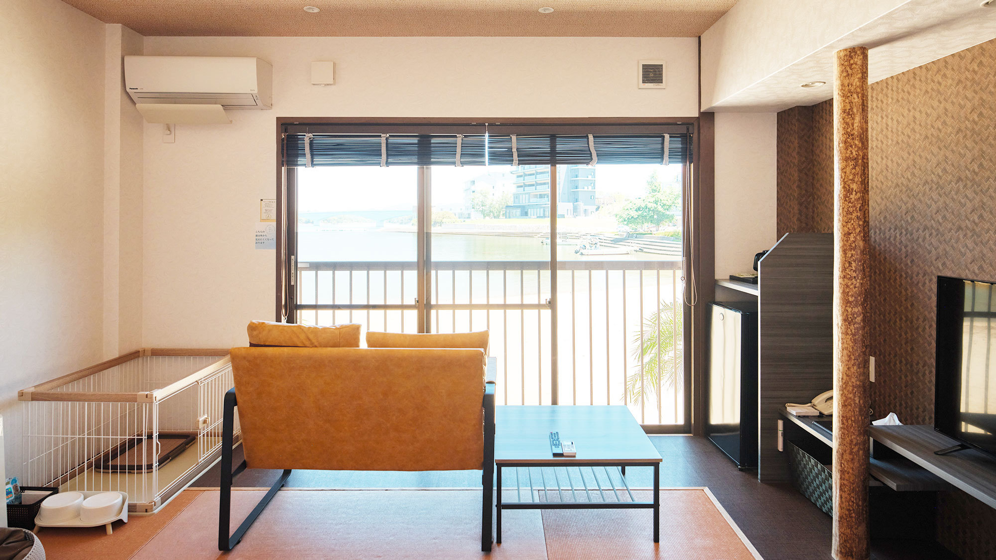 【クイーンルーム／14.6㎡】各部屋にケージやトイレなどペットアメニティ一式をご用意しています。