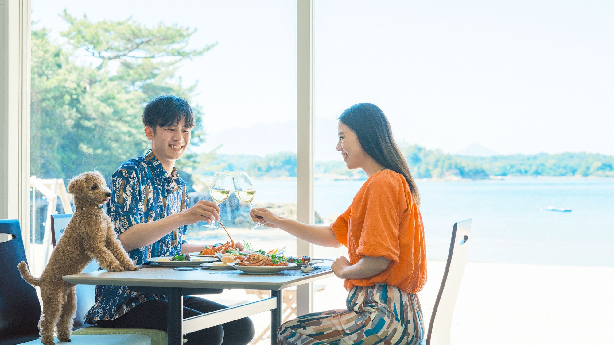 【夕食イメージ】海が見えるお食事処へは、ワンちゃん、ネコちゃんも同伴が可能です。