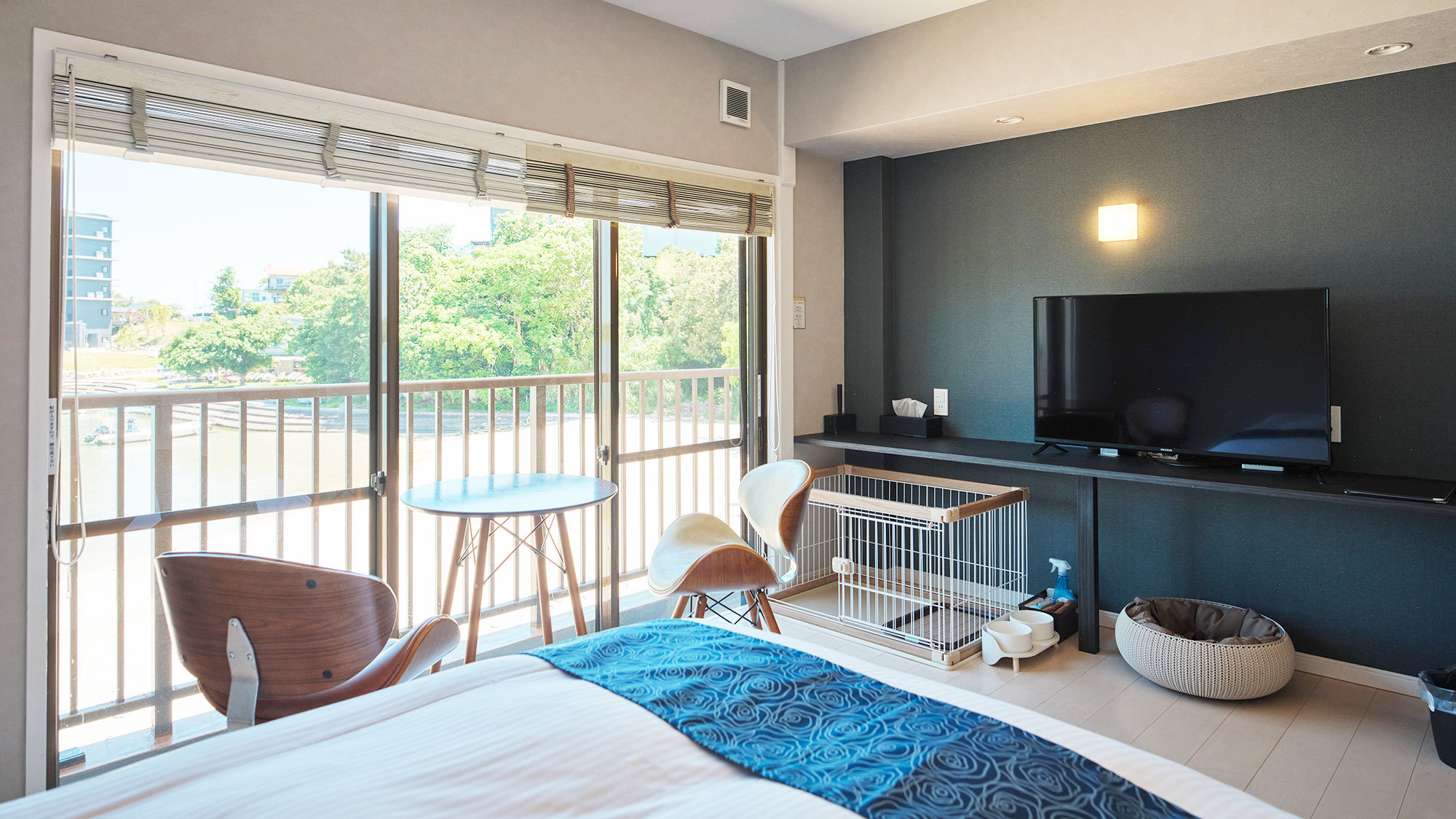 【スーペリアツイン／18.7m²;】各部屋にケージやトイレなどペットアメニティを一式ご用意しています。