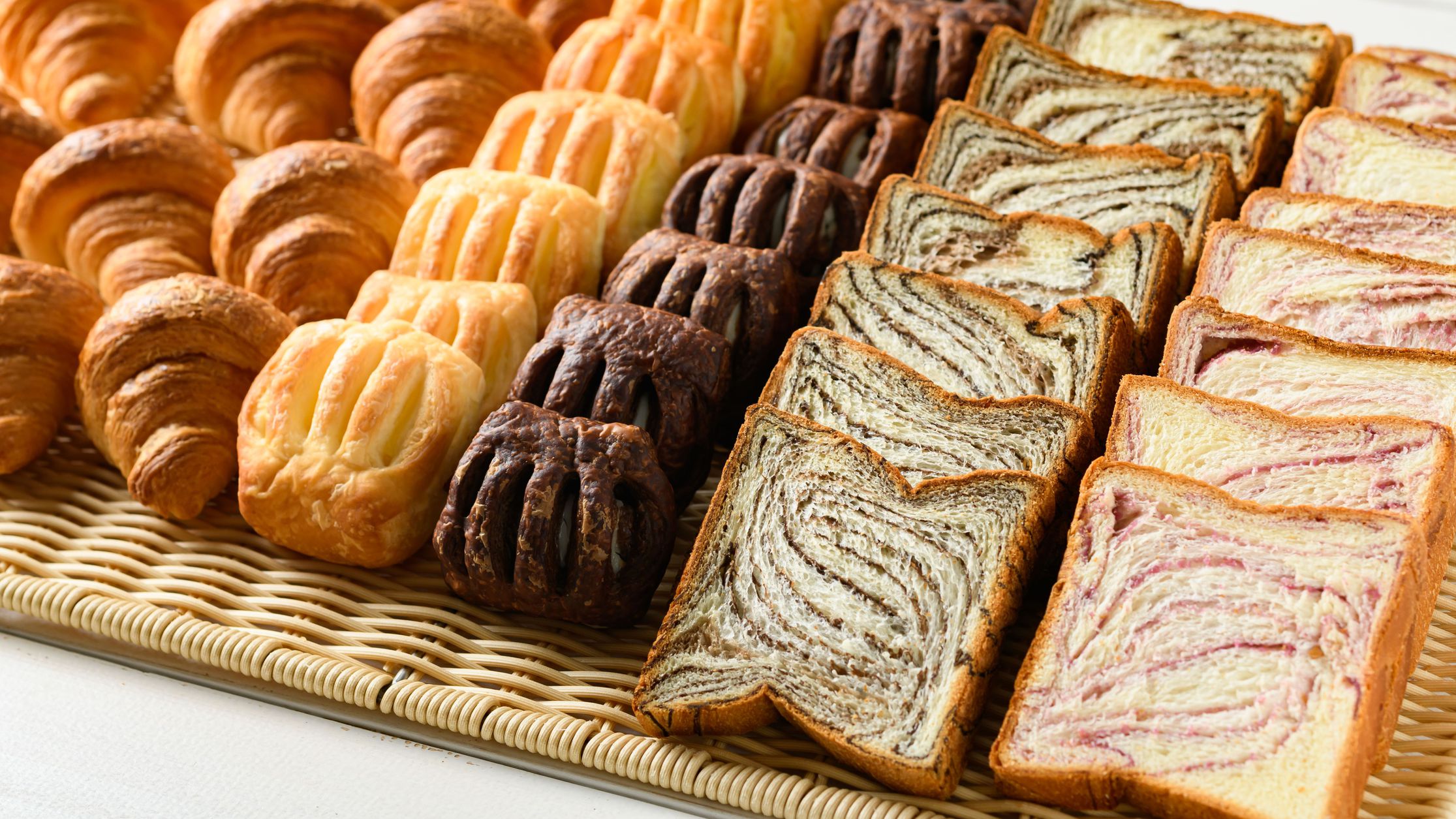 【朝食バイキング】彩り豊かなパンを数種類ご用意♪