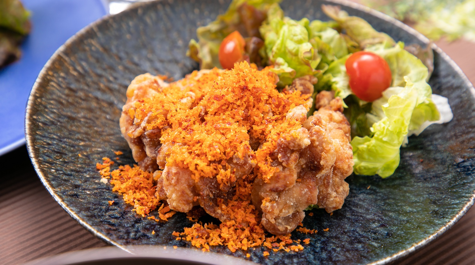 平日ランチ人気メニュー「鶏モモから揚げの香港風スパイシーパン粉」